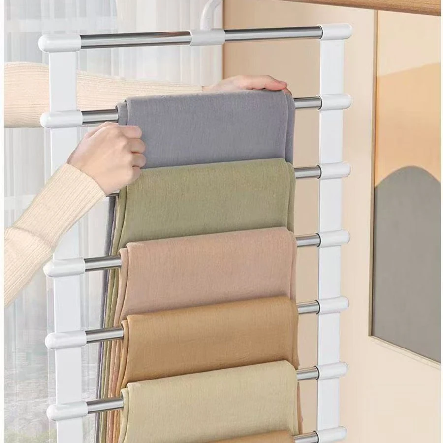 Xếp quần áo vào từng tầng thanh treo của móc treo quần áo 7 tầng Kiboni