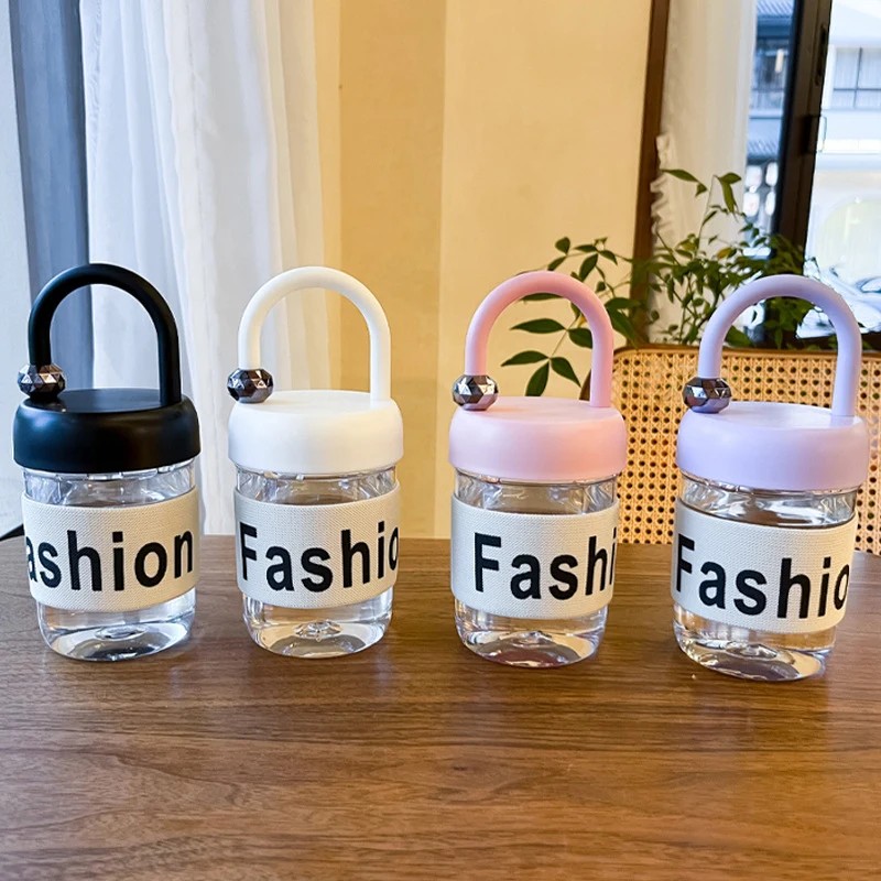 Bình Nước Nhựa Trong 450 ml Có Quai Xách, Nắp Vặn, Chữ Fashion, Màu Nắp Ngẫu Nhiên