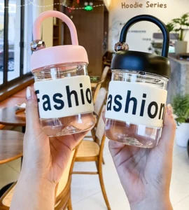 Bình Nước Nhựa Trong 450 ml Có Quai Xách, Nắp Vặn, Chữ Fashion, Màu Nắp Ngẫu Nhiên