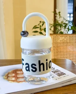 Bình Nước Nhựa Trong 450 ml Có Quai Xách, Nắp Vặn, Chữ Fashion, Màu Nắp Ngẫu Nhiên