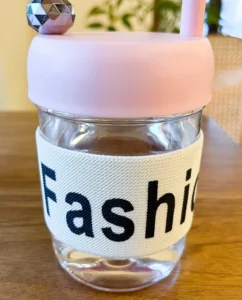 Bình Nước Nhựa Trong 450 ml Có Quai Xách, Nắp Vặn, Chữ Fashion, Màu Nắp Ngẫu Nhiên