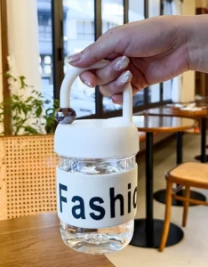 Bình Nước Nhựa Trong 450 ml Có Quai Xách, Nắp Vặn, Chữ Fashion, Màu Nắp Ngẫu Nhiên