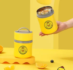 Bình Ủ Cháo Inox 304 Dung Tích 450 ml Kèm Muỗng, Quai Xách, Hình Vịt Vàng