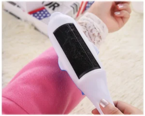 Cây Lăn Bụi Quần Áo Hình Cá Heo 24,5 cm Không Dùng Pin