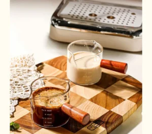 Cốc Đong Espresso Thủy Tinh 100 ml Tay Cầm Gỗ, Có Vạch Chia, Miệng Rót Kép