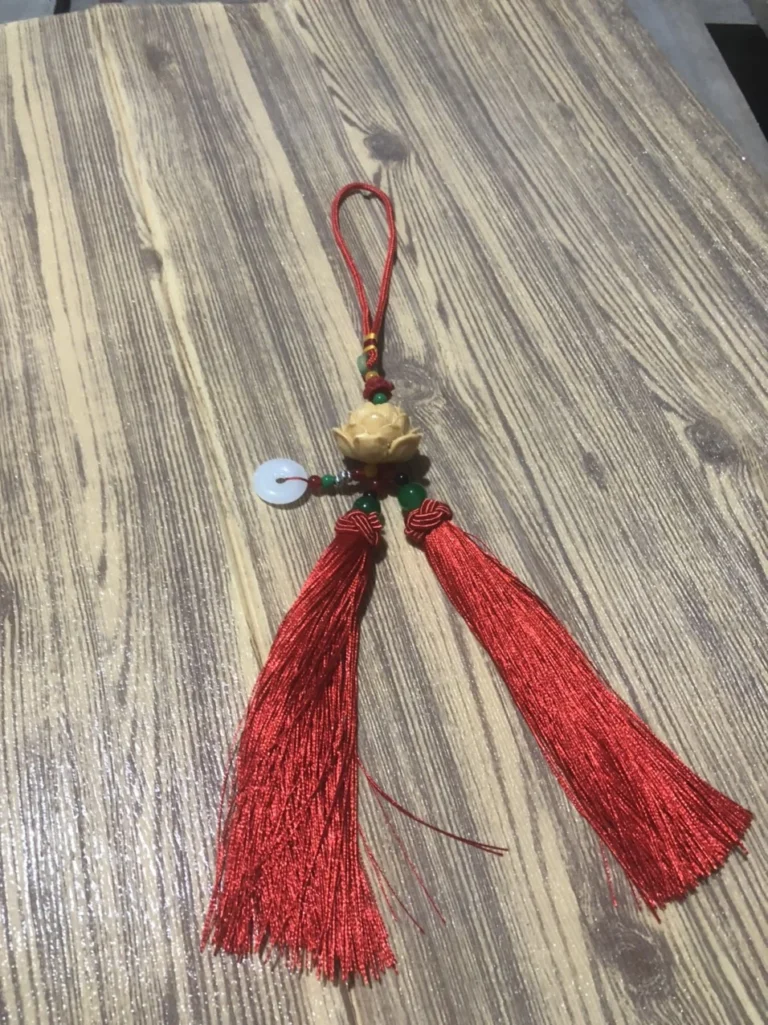 Dây Treo Trang Trí Hoa Sen Tua Rua Đỏ
