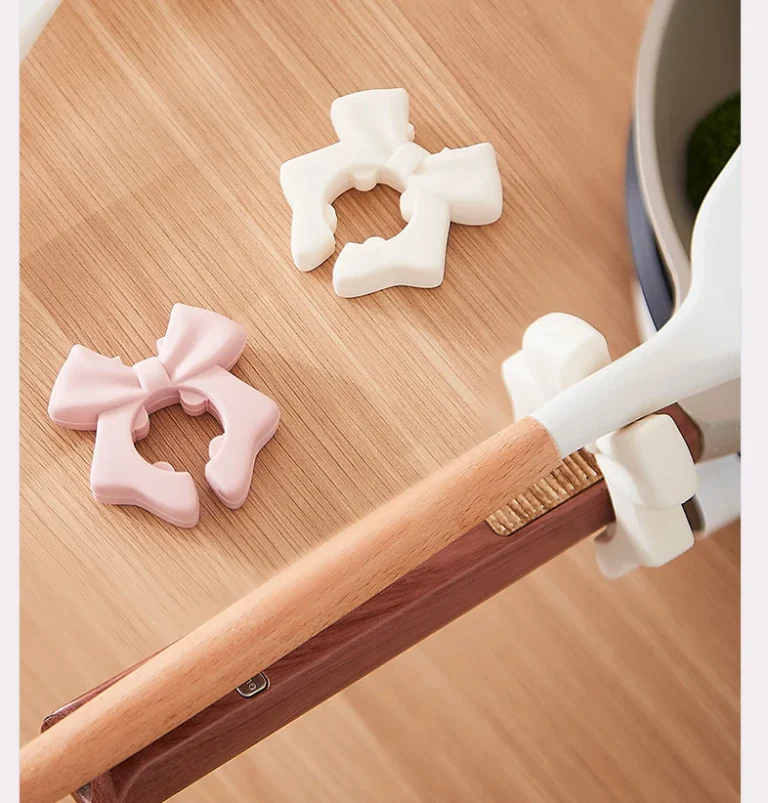 Giá Gác Muỗng Silicone Hình Nơ Kẹp Thành Nồi 6,5 cm, Chống Nhỏ Nước Ra Bếp