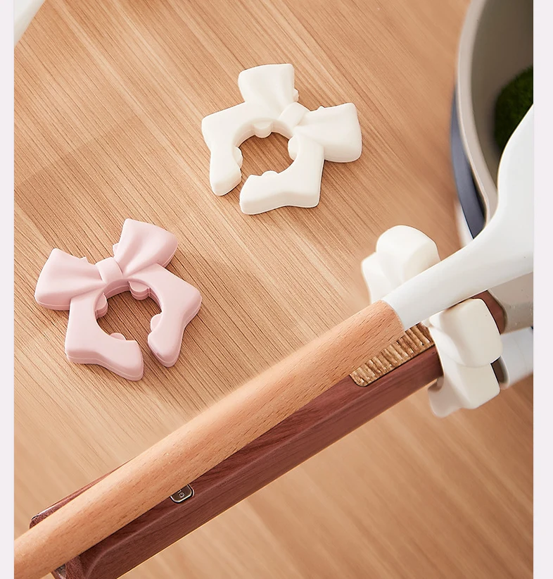 Giá Gác Muỗng Silicone Hình Nơ Kẹp Thành Nồi 6,5 cm, Chống Nhỏ Nước Ra Bếp
