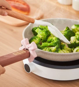 Giá Gác Muỗng Silicone Hình Nơ Kẹp Thành Nồi 6,5 cm, Chống Nhỏ Nước Ra Bếp