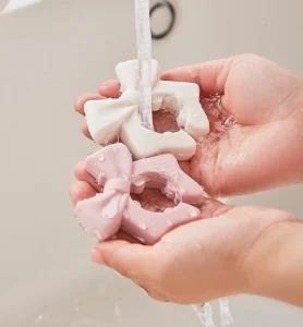 Giá Gác Muỗng Silicone Hình Nơ Kẹp Thành Nồi 6,5 cm, Chống Nhỏ Nước Ra Bếp