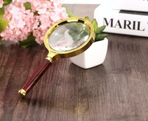 Kính Lúp Cầm Tay Mặt Kính 80 mm Viền Vàng Cán Đỏ, Đọc Chữ Nhỏ, Xem Bản Đồ