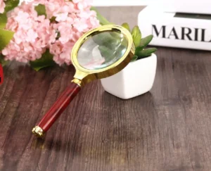 Kính Lúp Cầm Tay Mặt Kính 80 mm Viền Vàng Cán Đỏ, Đọc Chữ Nhỏ, Xem Bản Đồ