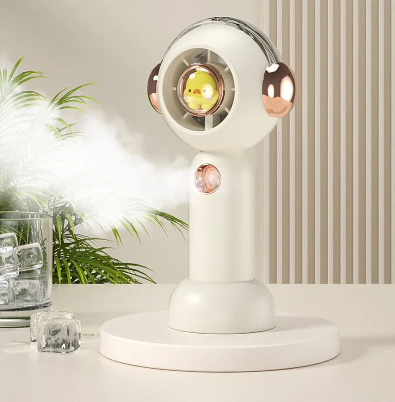 Quạt Cầm Tay Mini Phun Sương Hình Vịt Phi Hành Gia Màu Be, 3 Cấp Độ Gió
