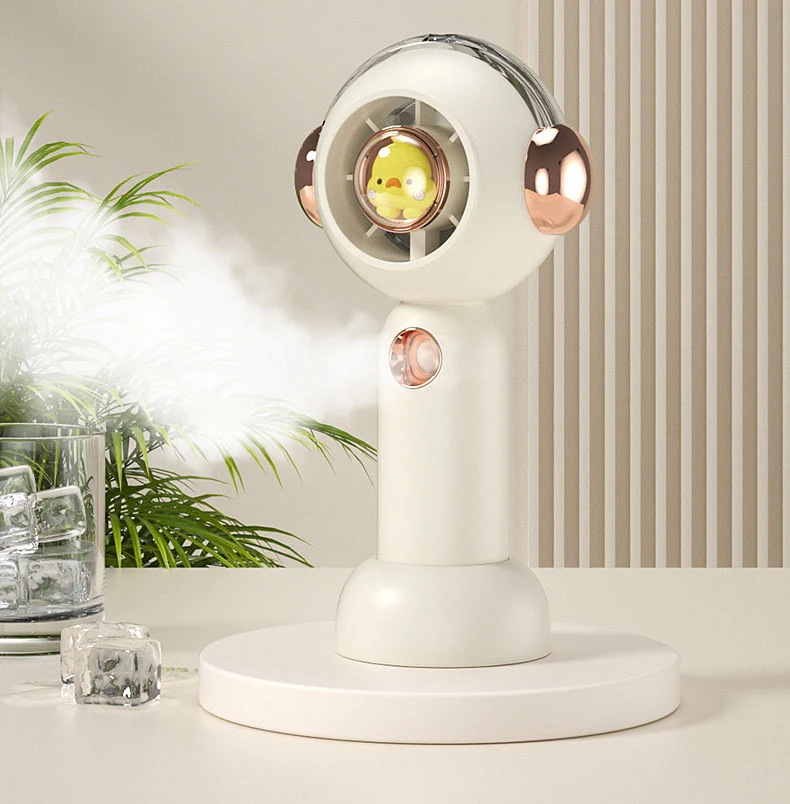Quạt Cầm Tay Mini Phun Sương Hình Vịt Phi Hành Gia Màu Be, 3 Cấp Độ Gió