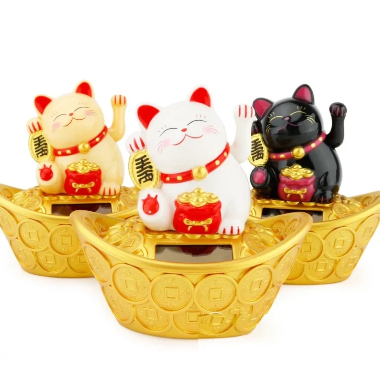 Tượng Mèo Vẫy Tay Ngồi Trên Thỏi Vàng 11,1 × 11,1 × 6,8 cm, Tay Vẫy Bằng Pin Mặt Trời